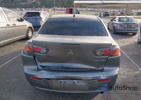 2016 Mitsubishi Lancer Es z USA, uszkodzony, nr VIN JA32U2FU9GU005735